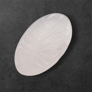 Kwarc różowy kaboszon carving 31x18 mm nr 37