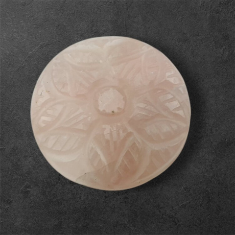 Kwarc różowy kaboszon carving fi 26 mm nr 2 Kwarc różowy kaboszon carving fi 26 mm nr 2