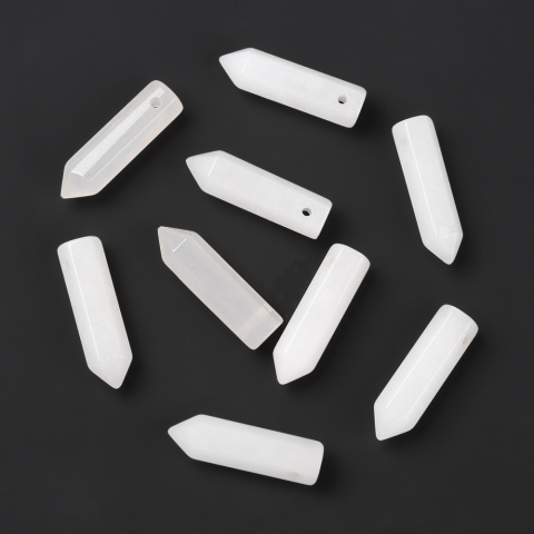 Jadeit biały sopel fasetowany z dziurką 30-33 mm 1 szt. Jadeit biały sopel fasetowany z dziurką 30-33 mm 1 szt.