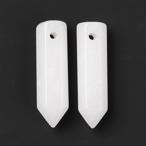 Jadeit biały sopel fasetowany z dziurką 30-33 mm 1 szt. Jadeit biały sopel fasetowany z dziurką 30-33 mm 1 szt.