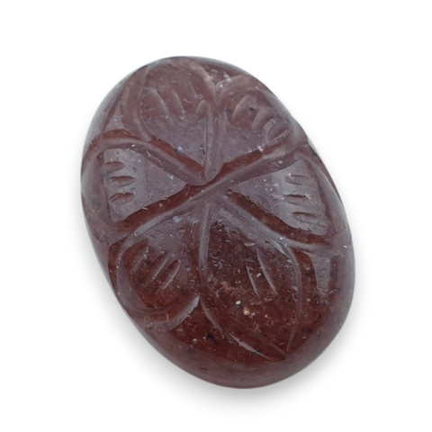 Kwarc truskawkowy kaboszon carving 22x16 mm nr 32 Kwarc truskawkowy kaboszon carving 22x16 mm nr 32
