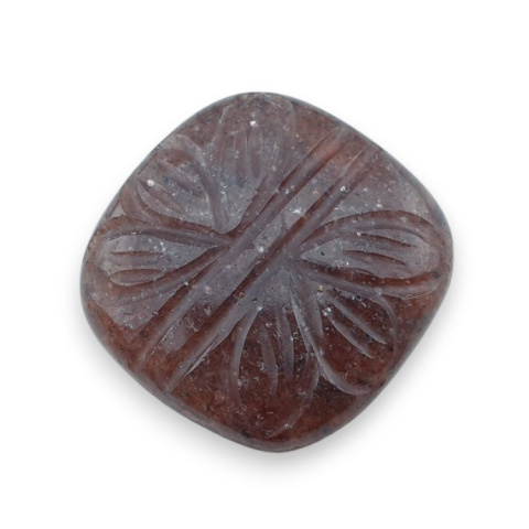 Kwarc truskawkowy kaboszon carving 23x23 mm nr 3 Kwarc truskawkowy kaboszon carving 23x23 mm nr 3