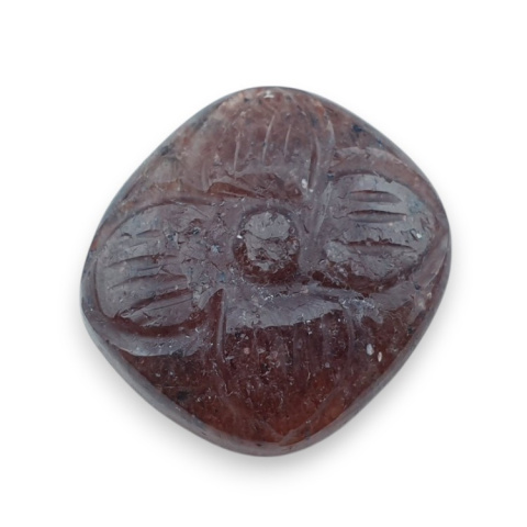 Kwarc truskawkowy kaboszon carving 24x22 mm nr 15 Kwarc truskawkowy kaboszon carving 24x22 mm nr 15
