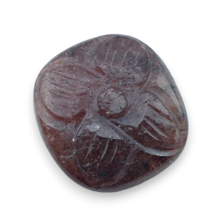 Kwarc truskawkowy kaboszon carving 24x22 mm nr 15