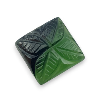 Nefryt kaboszon carving 18x17 mm nr 74