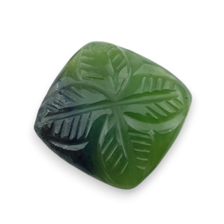 Nefryt kaboszon carving 20x20 mm nr 37