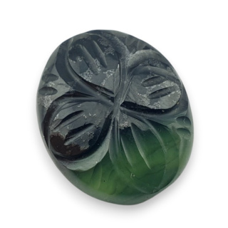 Nefryt kaboszon carving 22x18 mm nr 47
