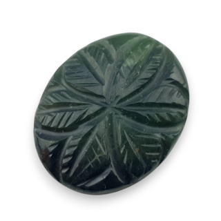 Nefryt kaboszon carving 23x19 mm nr 38