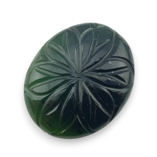 Nefryt kaboszon carving 23x19 mm nr 63