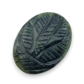 Nefryt kaboszon carving 24x18 mm nr 80