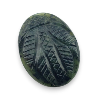 Nefryt kaboszon carving 24x18 mm nr 80