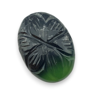 Nefryt kaboszon carving 24x18 mm nr 82