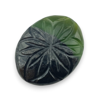 Nefryt kaboszon carving 26x20 mm nr 42