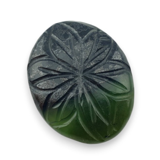 Nefryt kaboszon carving 26x20 mm nr 42
