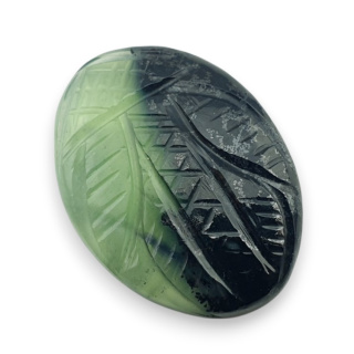 Nefryt kaboszon carving 27x20 mm nr 72
