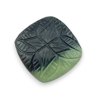 Nefryt kaboszon carving 27x26 mm nr 19
