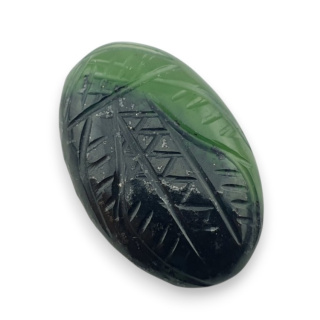 Nefryt kaboszon carving 28x18 mm nr 48