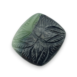 Nefryt kaboszon carving 28x26 mm nr 45