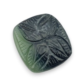 Nefryt kaboszon carving 28x26 mm nr 45
