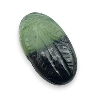 Nefryt kaboszon carving 35x14 mm nr 76