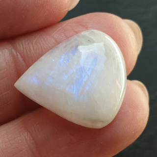 Kamień księżycowy kaboszon 20x18 mm nr A388