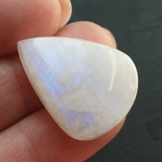 Kamień księżycowy kaboszon 27x21 mm nr A368