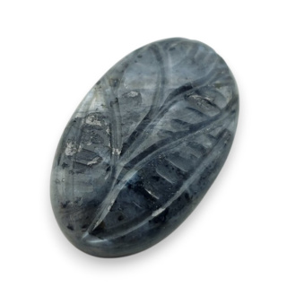 Larvikit kaboszon carving 24x15 mm nr 44