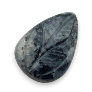 Larvikit kaboszon carving 24x17 mm nr 37