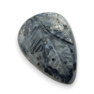 Larvikit kaboszon carving 24x17 mm nr 37