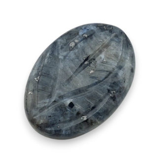 Larvikit kaboszon carving 25x17 mm nr 69