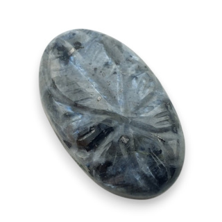 Larvikit kaboszon carving 27x16 mm nr 67