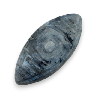 Larvikit kaboszon carving 28x13 mm nr 70