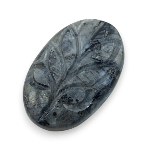 Larvikit kaboszon carving 28x18 mm nr 66 Larvikit kaboszon carving 28x18 mm nr 66