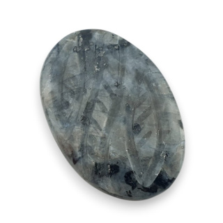 Larvikit kaboszon carving 29x20 mm nr 42