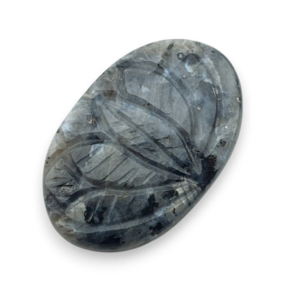 Larvikit kaboszon carving 30x19 mm nr 13