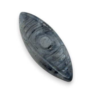 Larvikit kaboszon carving 32x12 mm nr 58