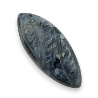 Larvikit kaboszon carving 32x13 mm nr 24