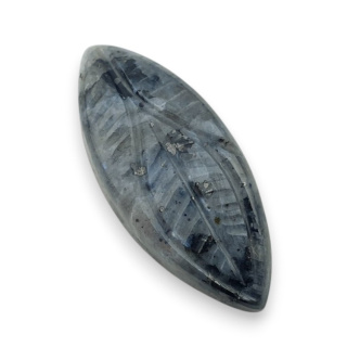 Larvikit kaboszon carving 32x13 mm nr 48