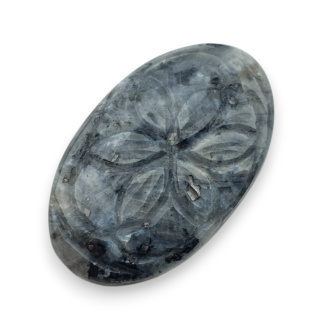 Larvikit kaboszon carving 32x19 mm nr 26