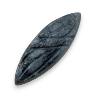 Larvikit kaboszon carving 36x12 mm nr 77