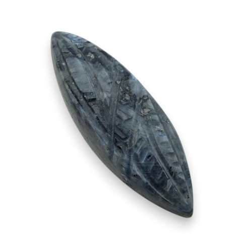 Larvikit kaboszon carving 36x12 mm nr 77 Larvikit kaboszon carving 36x12 mm nr 77