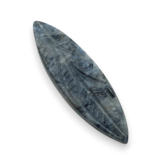 Larvikit kaboszon carving 41x12 mm nr 55