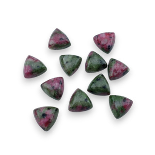 Zoisyt z rubinem kaboszon trylion 10x10 mm 1 szt