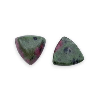 Zoisyt z rubinem kaboszon trylion 10x10 mm 1 szt