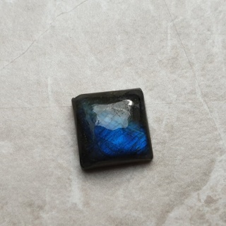 Labradoryt kaboszon 14x14 mm nr B482