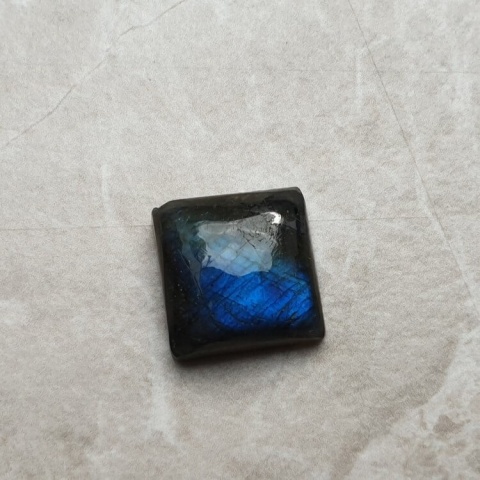 Labradoryt kaboszon 14x14 mm nr B482 Labradoryt kaboszon 14x14 mm nr B482