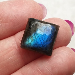 Labradoryt kaboszon 14x14 mm nr B482