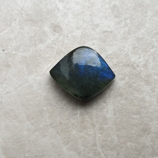 Labradoryt kaboszon 19x14 mm nr B483