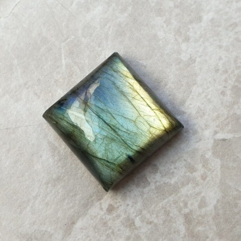 Labradoryt kaboszon 20x20 mm nr B631 Labradoryt kaboszon 20x20 mm nr B631