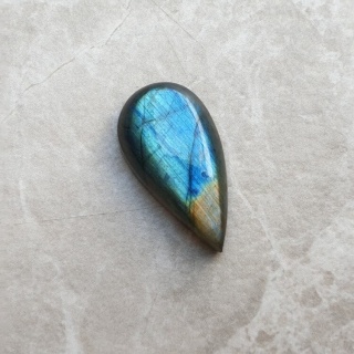 Labradoryt kaboszon 24x13 mm nr B557